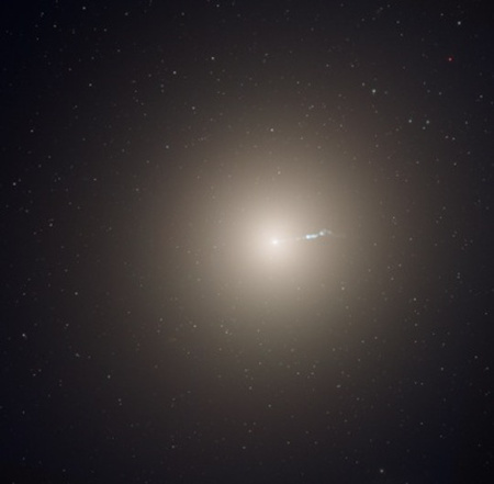 Az M87 óriási elliptikus galaxis centrumából közel fénysebességgel mozgó elektronok és más szubatomi részecskék kifúvásait hajtja a központi fekete lyuk. Az új számítógépes szimulációk alapján ezen folyamatokról is többet megtudhatunk.