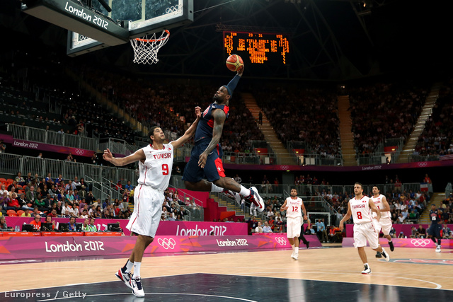 LeBron a levegőben a Tunézia elleni mérkőzésen