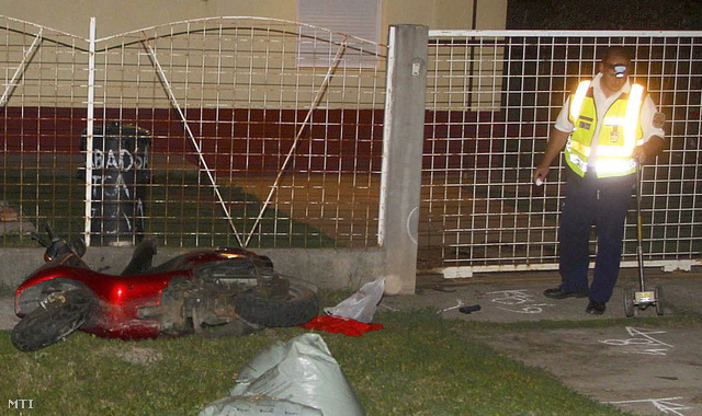 Rendőr helyszínel a Pest megyei Monorierdőn 2012. augusztus 3-án késő este ahol betonkerítésnek ütközött egy motoros. A 49 éves helybéli férfi, aki bukósisak nélkül közlekedett a Szabadság úton, a helyszínen belehalt súlyos fejsérülésébe.