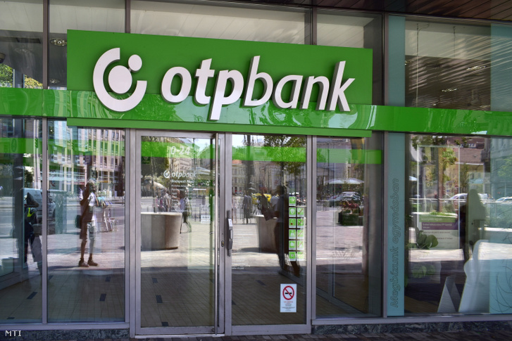 Az OTP Bank egyik fiókjának bejárata