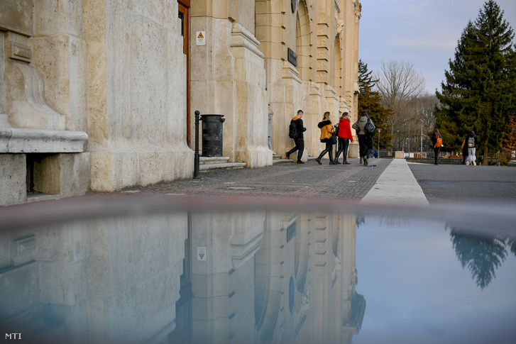 Hallgatók hagyják el a Debreceni Egyetem főépületét 2020. március 11-én. Rendkívüli jogrendet, veszélyhelyzetet hirdetett a kormány az ország teljes területére az új koronavírus-járvány miatt. Intézménylátogatási tilalmat rendeltek el a magyarországi egyetemeken, csak távoktatásban folytatható az oktatás.