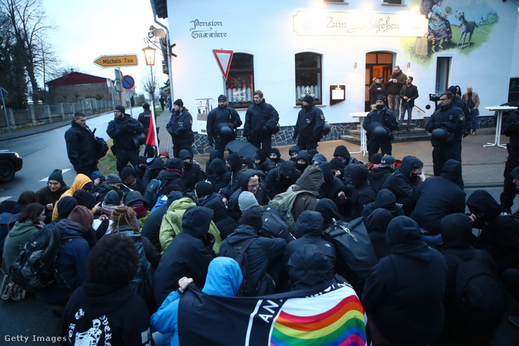 Tüntetők az AfD a Szárny (Der Flügel) találkozójánál Halléban 2020. március 6-án