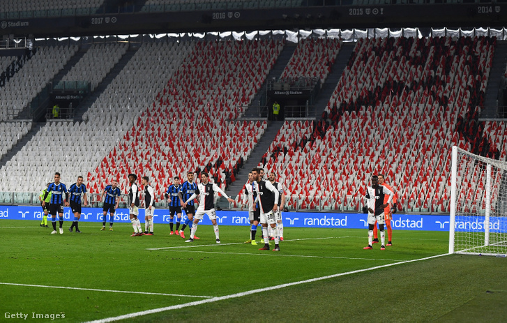 Üres lelátók a koronavírus járvány miatt zárt kapuk mellett játszott Juventus - Internazionale mérkőzésen 2020 március 8-án