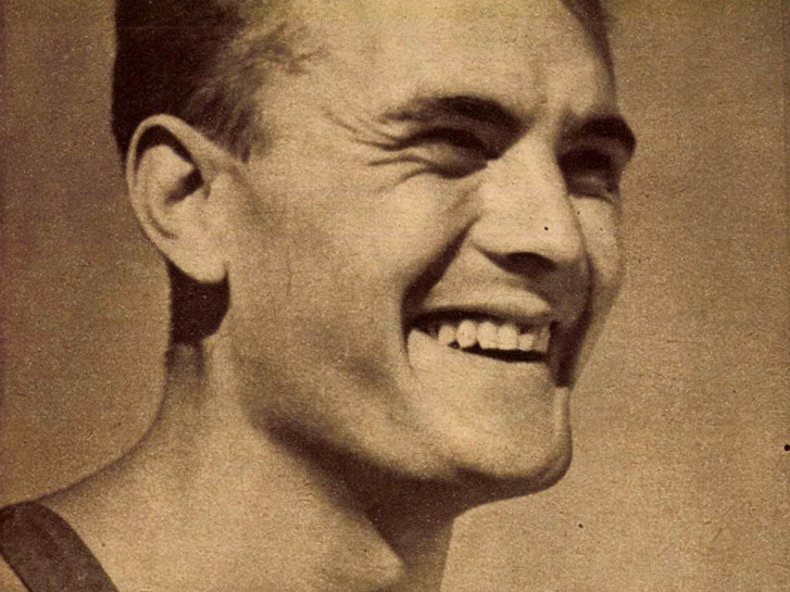 Csermák József, a kalapácsvetés olimpiai bajnoka. Forrás: Képes Sport 1952. december 6. / Arcanum adatbázis