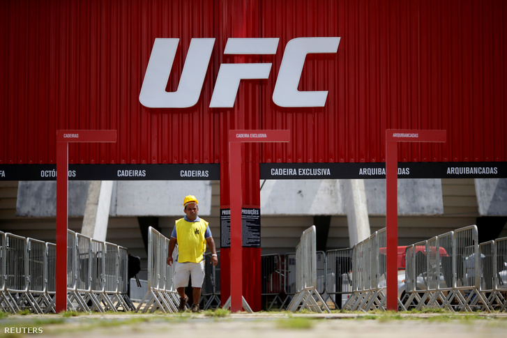 Ember sétál a Ginásio Nilson Nelson sportcsarnoknál 2020. március 12-én, a következő UFC gála helyszínén, ahol nem lesznek nézők