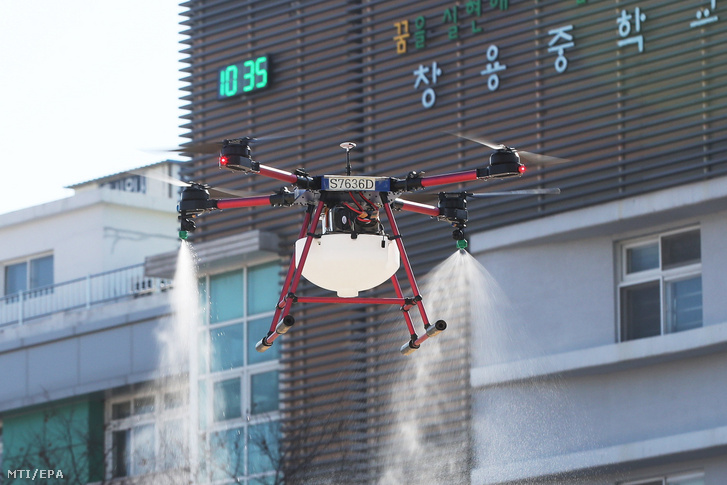Drónnal permeteznek egy szuvoni középiskola környékén 2020. február 18-án.