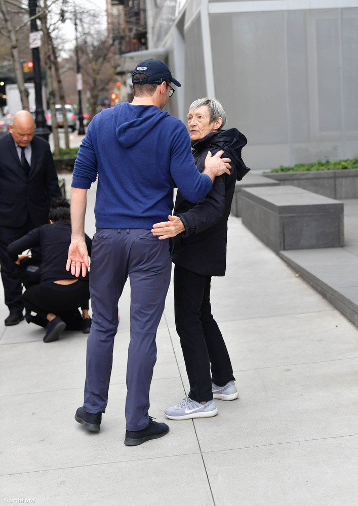 Hugh Jackman azért ölelte így meg az édesanyját, mert az 51 éves színész indul tovább New Yorkból, ezért el kellett búcsúzniuk.