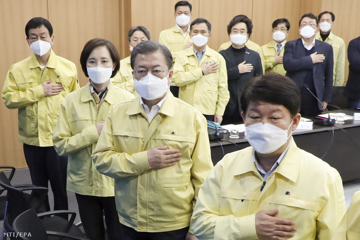 Mun Dzsein dél-koreai államfõ (j2) a koronavírus elleni védekezés miatt összehívott tanácskozáson a tegui városházán 2020. február 25-én.