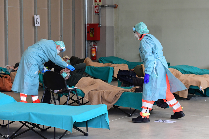 Kórházi alkalmazottak a baleseti és sürgősségi osztályon kívül létrehozott ideiglenes sátorban, ahol a koronavírus tünetekkel érkezőket vizsgálják a Lombardia Brescia kórházban. 2020. március 13.