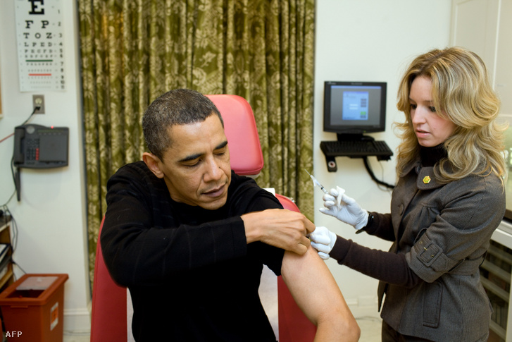 Barack Obama megkapja a H1N1 elleni védőoltást 2009-ben