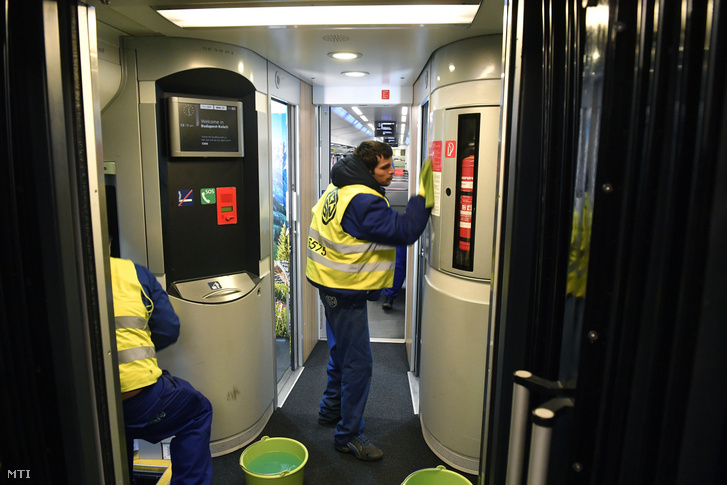 Railjet-szerelvény utasterét tisztítja fertőtlenítő szerrel egy dolgozó a Keleti Pályaudvaron 2020. március 4-én