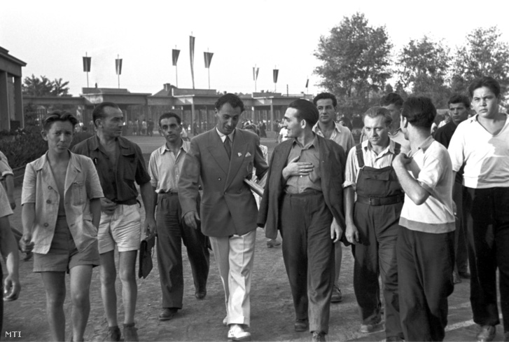 A Rákosi Mátyás Művek dolgozói beszélgetnek Benedek Gábor olimpiai öttusázóval 1952. augusztus 13-án.