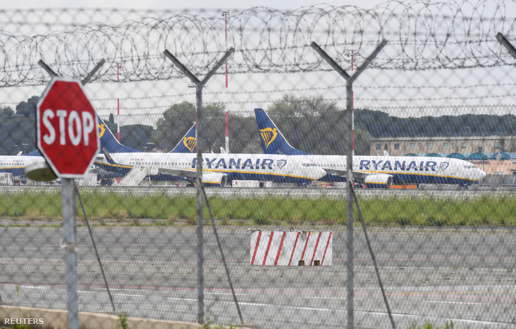 Római repülőtéren parkoló repülőgépek az 5. napján a koronavírus lezárásnak 2020. március 14-én