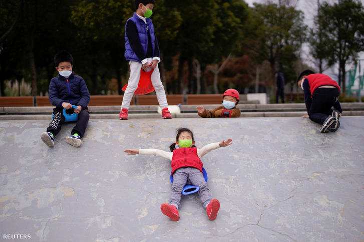 Gyerekek játszanak egy sanghaji parkban 2020. március 6-án