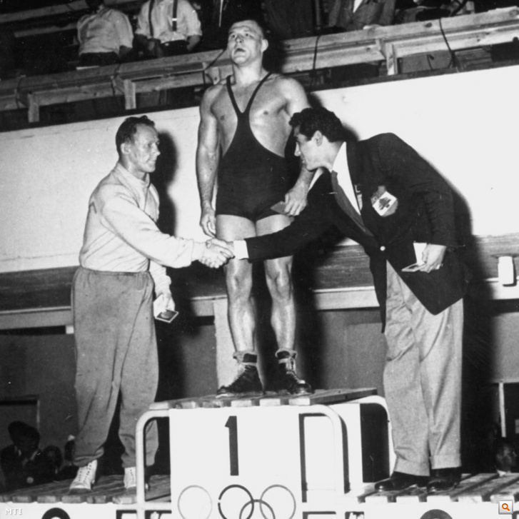 Szilvásy Miklós a váltósúly olimpiai bajnoka a győzelmi emelvényen jobbról E. Andersson svéd balról Khalil Taha libanoni birkózó a dobogón az 1952-es Helsinki Nyári Olimpián.