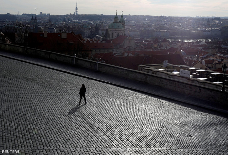 Egy nő sétál a prágai vár közelében 2020. március 16-án