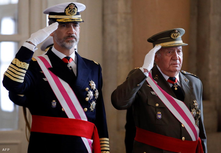 A spanyol király VI. Fülöp és apja tiszteleg a madridi királyi palotában.
