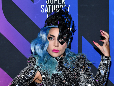 Így néz ki, amikor Lady Gaga művészi, nem pedig pornográf szándékkal meztelenkedik