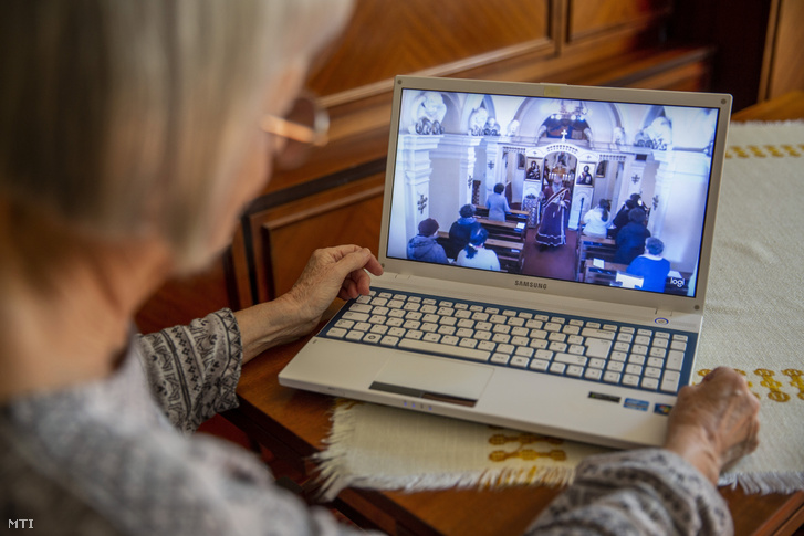 Pirer Gyuláné a szegedi Szent Rozália görögkatolikus kápolna által online közvetített misét nézi otthonában 2020. március 15-én.