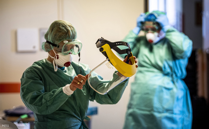 Védőfelszerelést viselő nővérek a koronavírussal érintett új betegek fogadására kialakított egyik osztályon a fővárosi Szent László Kórházban 2020. március 16-án