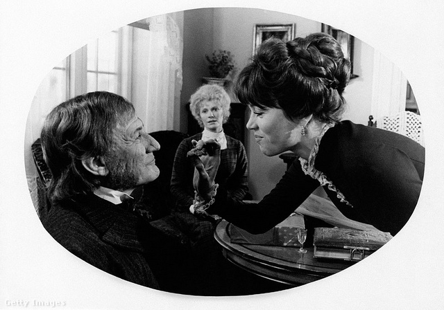 Jane Fonda Nóraként, Trevor Howard Rankin doktorként az 1973-as Babaház című filmben
