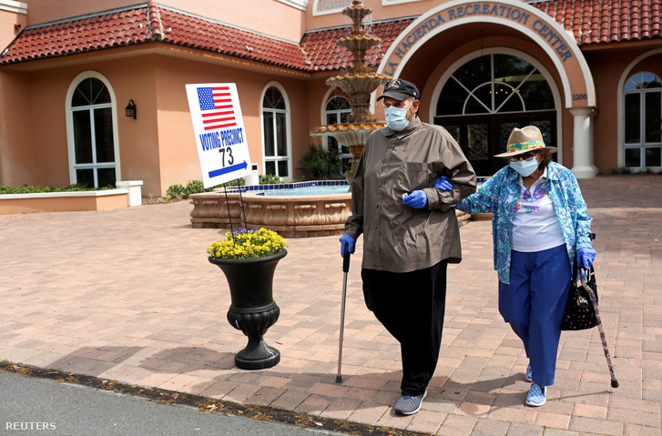 Demokrata előválasztáson szavazók The Villagesben, Floridában 2020. március 17-én
