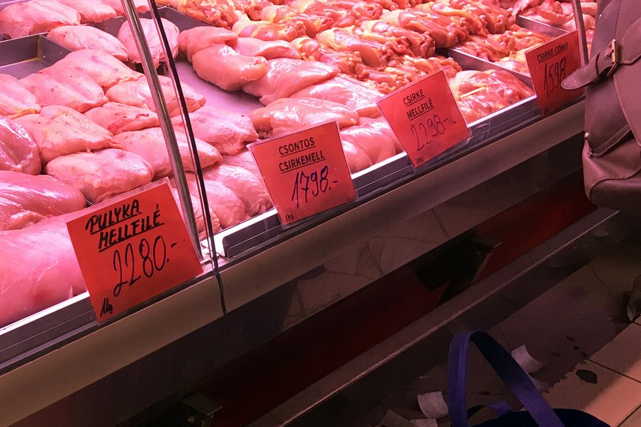 300 ezres büntetést kapott egy árus, mert túl drágán adta a csirkét