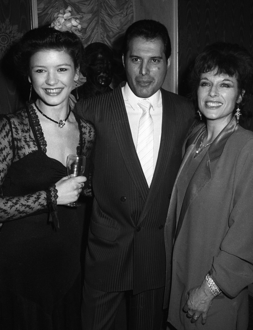 Catherine Zeta-Jones Freddie Mercury és Jill Gascoine színésznő társaságában volt látható 1987-ben.
