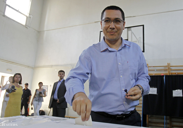 Victor Ponta szavaz a Băsescu leváltásáról szóló referendumon