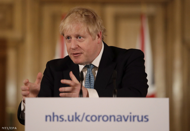 Boris Johnson brit miniszterelnök sajtóértekezletet tart a koronavírus helyzetéről a londoni kormányfői rezidencián a Downing Street 10-ben 2020. március 17-én.