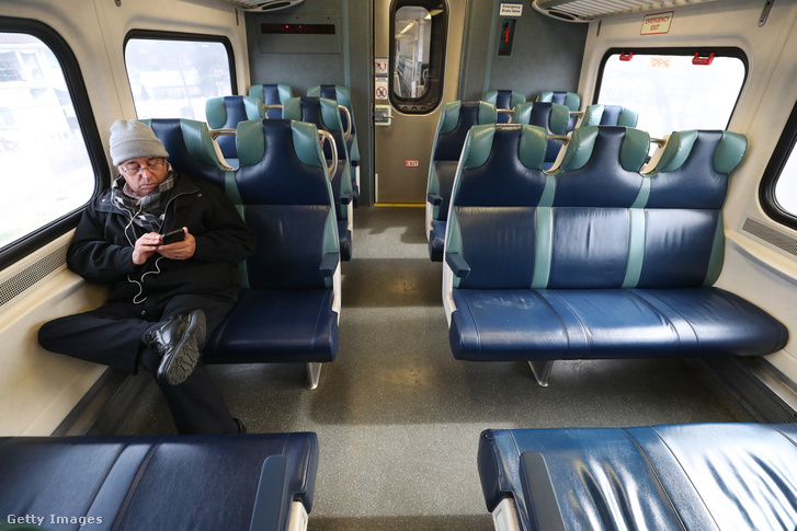 Egy ember ül az üres vagonban a Long Island vasútvonalon New Yorkban 2020. március 18-án