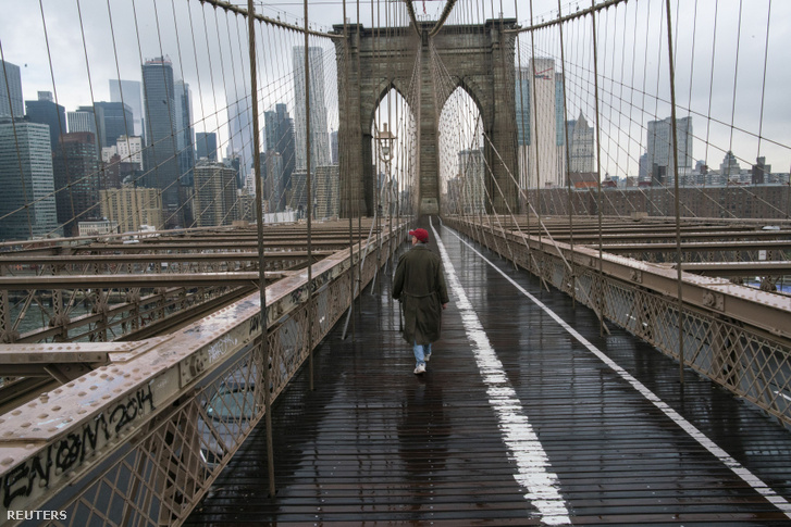 Egy ember sétál az üres Brooklyn hídon 2020. március 17-én