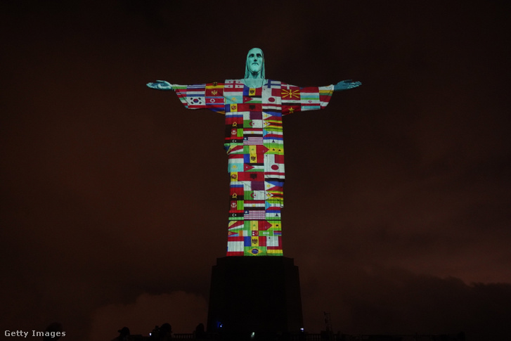 Zászlókkal fényfestett Megváltó Krisztus szobor Rio de Janeiróban 2020. március 18-án