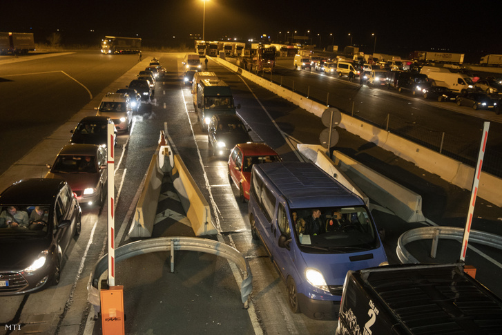 Román és bolgár gépjárművek lépik át a nagylaki határátkelőhelyet 2020. március 18-án