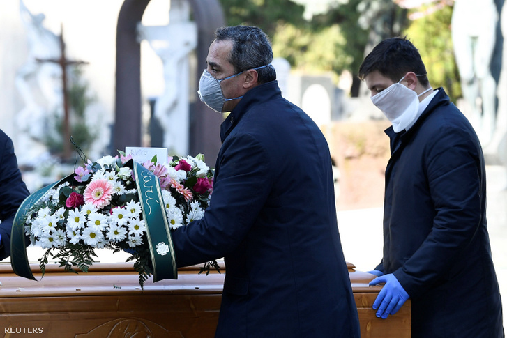Egy koronavírus-fertőzés következtében elhunyt temetése az olaszországi Bergamóban 2020. március 16-én