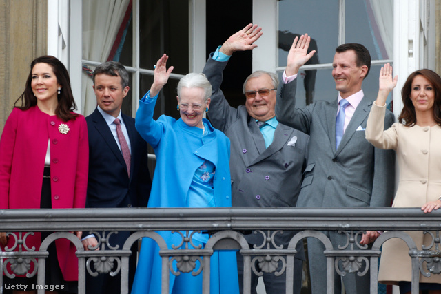 A szűk királyi család, balról jobbra: Mary hercegné, férje, Frederik herceg, kékben II. Margit, mellette férje, Henrik, majd Joakim herceg feleségével, Marie hercegnével