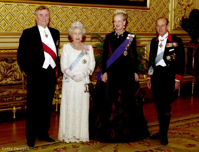 II. Erzsébet királynő és II. Margit királynő a férjeikkel 2000-ben