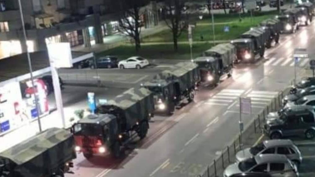 A hadsereg szállítja el a holttesteket Bergamóból