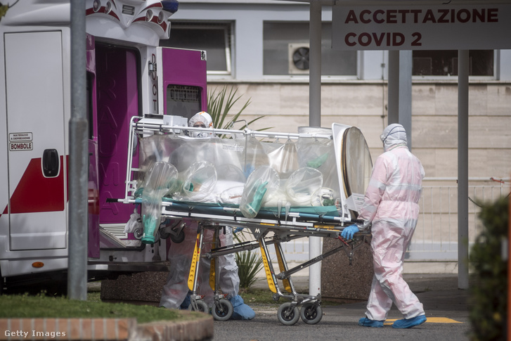 Koronavírus fertőzött beteget visznek az intenzív osztályra Olaszországban.
