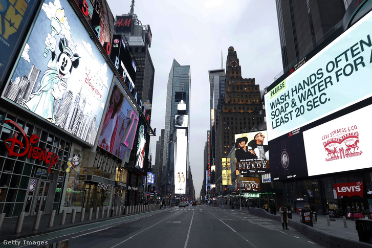 A kiürült Times Square New Yorkban 2020. március 19-én.