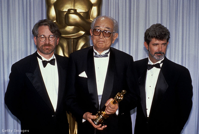 Kuroszava az Oscarjával, mellette két rajongója: Steven Spielberg és George Lucas