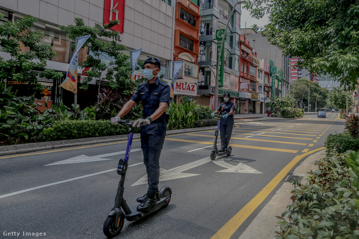 Rolleres rendőrök Kuala Lumpurban 2020. március 20-án.