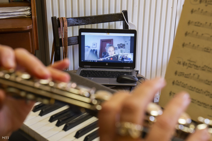 A nagykanizsai Farkas Ferenc Zene- és Aranymetszés Alapfokú Művészeti Iskola zenetanára online fuvolaórát tart egy számítógép segítségével diákjának 2020. március 17-én