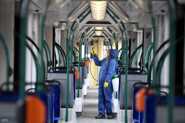 Combino villamos utasterét fertőtleníti egy dolgozó a Budapesten a Hungária kocsiszínben 2020. március 13-án.
