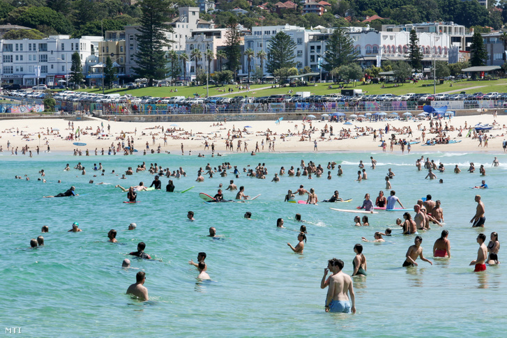 Fürdőzők a sydneyi tengerparti strandon 2020. március 20-án