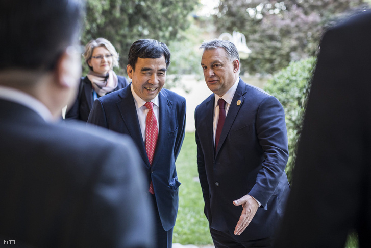 A Miniszterelnöki Sajtóiroda által közreadott képen Orbán Viktor miniszterelnök munkavacsorán látja vendégül Tien Kuo-lit a Bank of China elnökét valamint a bank további vezetõit Pekingben a magyar nagyköveti rezidencián 2017. május 13-án