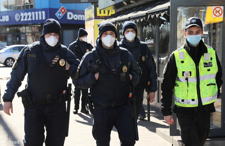 Maszkot viselő rendőrök Kijevben 2020. március 20-án.