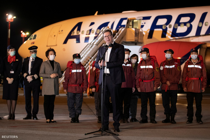 Aleksandar Vucic beszédet mond az Air Serbia Kínából érkezett repülőgépe előtt Belgrádban 2020. március 21-én.