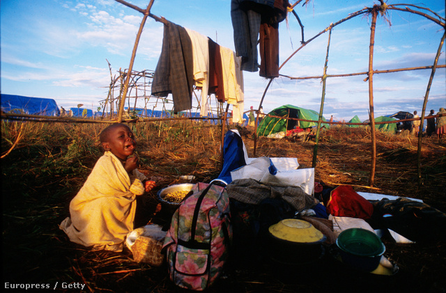 1994: Síró kisfiú egy botokból összetákolt, félig kész menedék alatt Ruandában