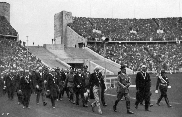 Hitler bevonulása az olimpiai stadionba